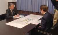 協議会委員長から市長への報告_写真 協議会委員長から市長への報告_写真