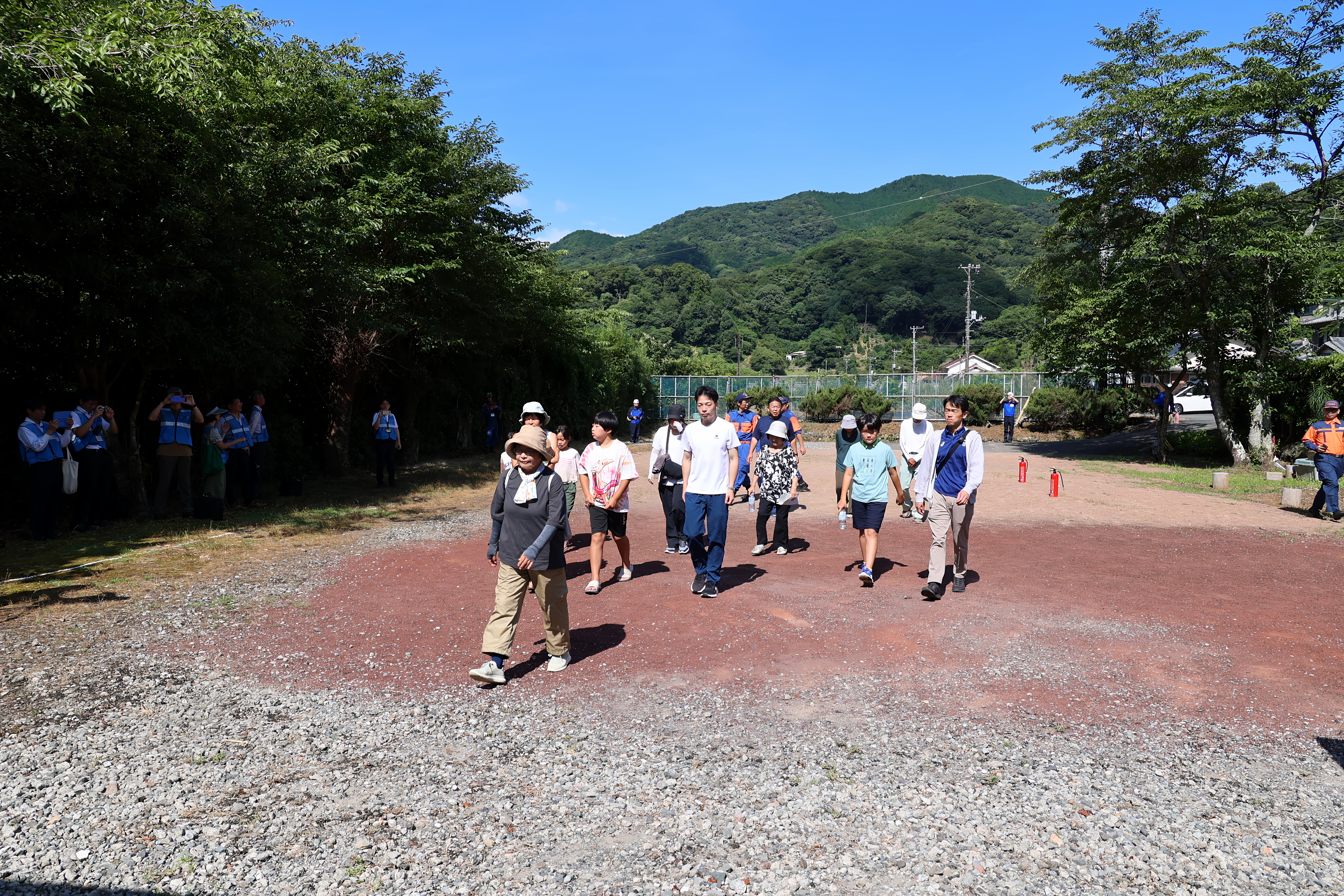 弾道ミサイルを想定した住民避難訓練の様子1 0W3A6253-1