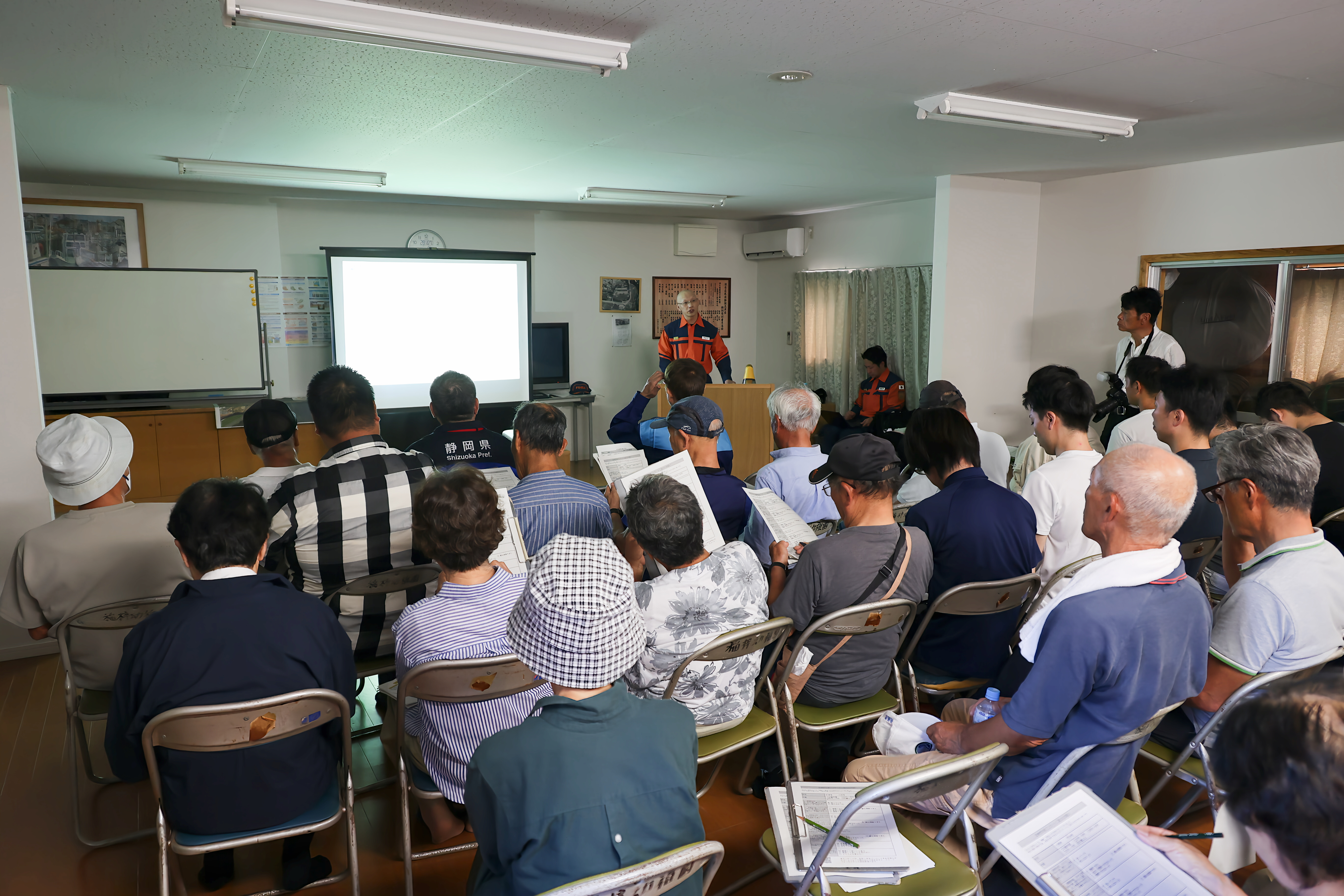 弾道ミサイルを想定した住民避難訓練の様子4 0W3A6336-1